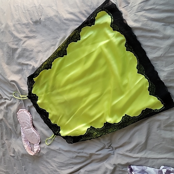 VS yellow and black slip 💛🖤 - Picture 3 of 7